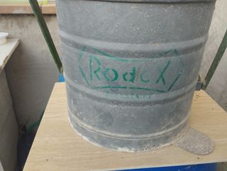 Cubo metálico antiguo Rodox