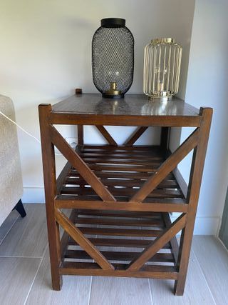 Mesa de madera marrón