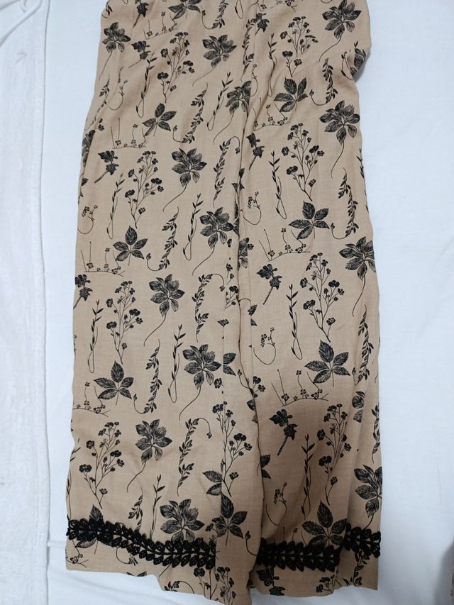 Chaleco beige con flores negras