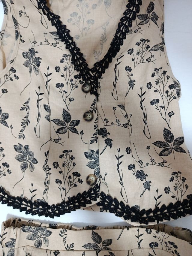 Chaleco beige con flores negras
