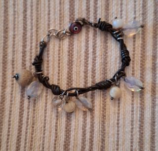 Pulsera artesanal marrón y blanca