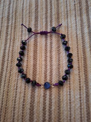 Pulsera negra con detalles morados