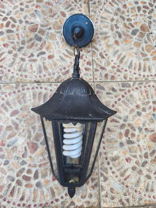 Farol exterior antiguo de metal
