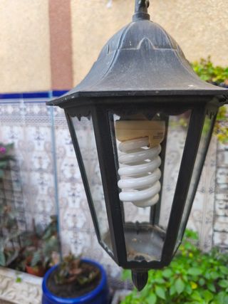 Farol exterior antiguo de metal