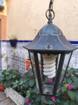 Farol exterior antiguo de metal