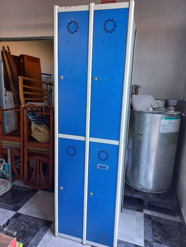 4 Taquillas metálicas azules