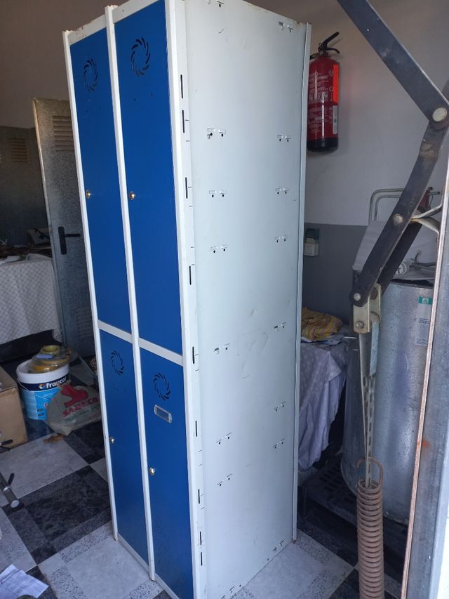 4 Taquillas metálicas azules