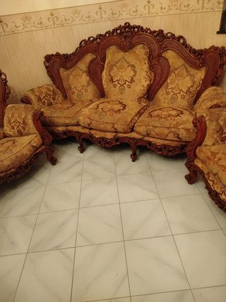 Divano retrò in legno e tessuto