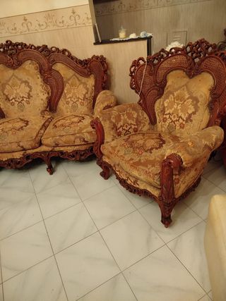 Divano retrò in legno e tessuto