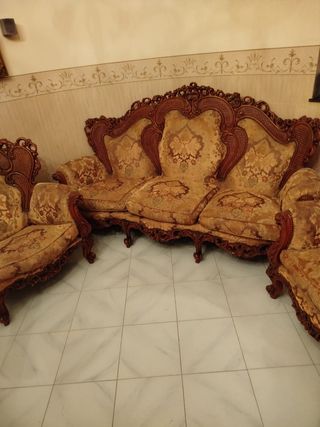 Divano retrò in legno e tessuto