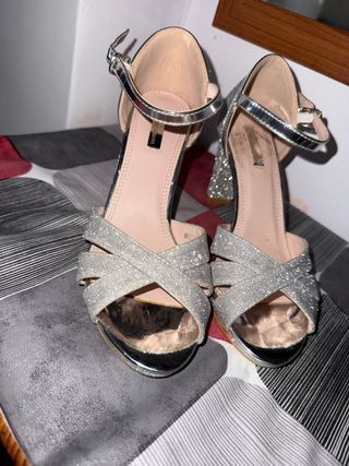 Tacones plateados brillantes, talla 37 EU