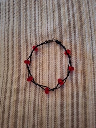 Pulsera negra con cristales rojas