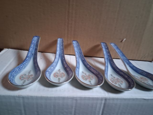 Piattino in porcellana dorata con vassoio