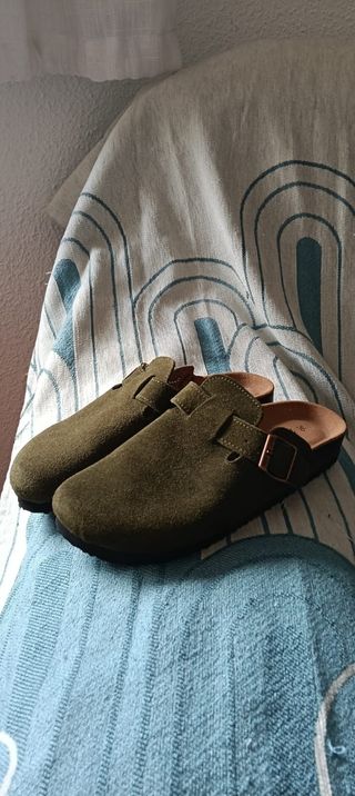 Chanclas de ante verde oliva. Sin estrenar.