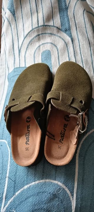 Chanclas de ante verde oliva. Sin estrenar.