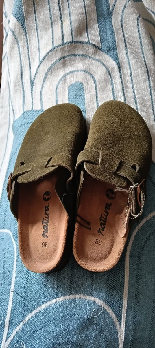 Chanclas de ante verde oliva. Sin estrenar.