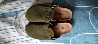 Chanclas de ante verde oliva. Sin estrenar.