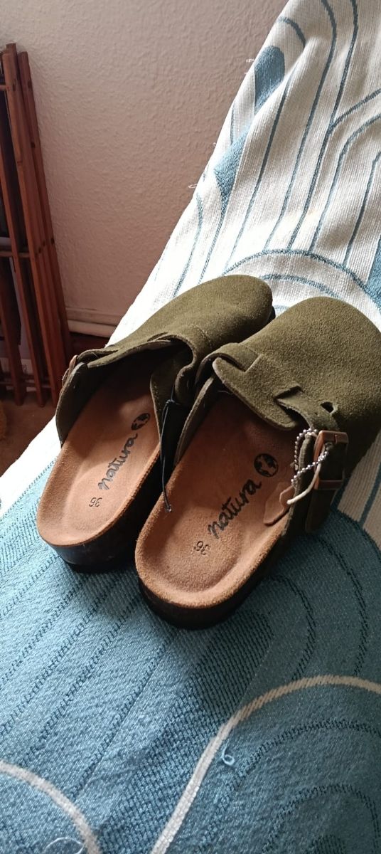 Chanclas de ante verde oliva. Sin estrenar.