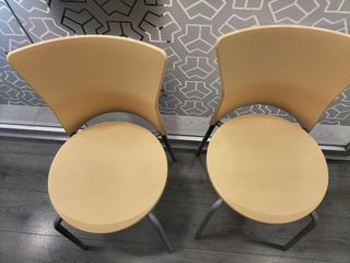 2 sillas beige - prácticas y cómodas