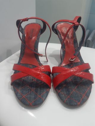 Zapatos rojos y vaqueros tacón alto