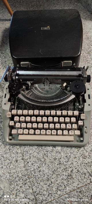 Máquina escribir antigua, en perfecto estado..