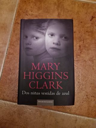 Dos Niñas Vestidas De Azul