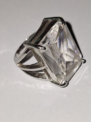 Anello imponente con grande cristallo