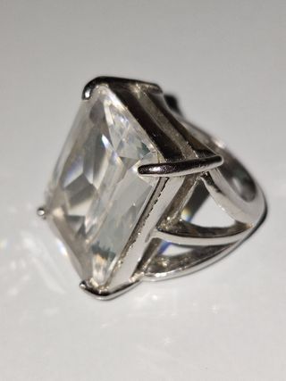 Anello imponente con grande cristallo