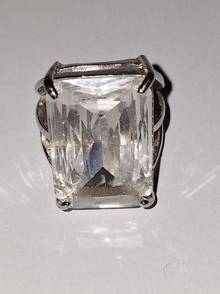 Anello imponente con grande cristallo