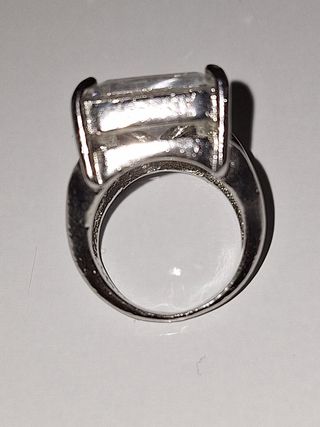 Anello imponente con grande cristallo