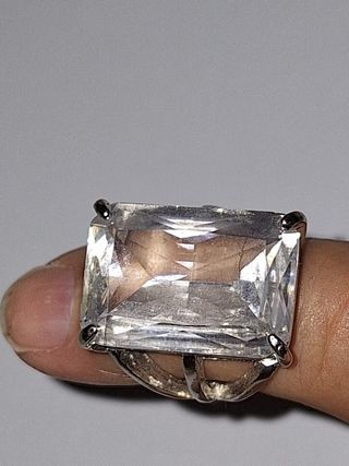 Anello imponente con grande cristallo