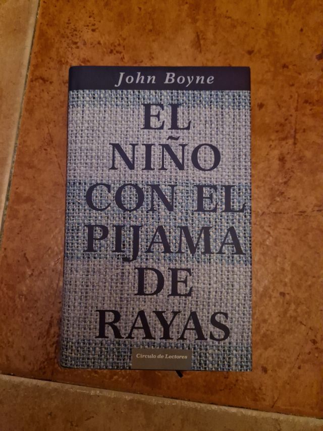 El niño con el pijama de rayas