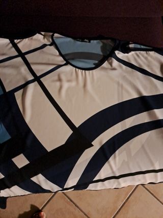 Blusa elegante beige e blu con piccoli occhielli