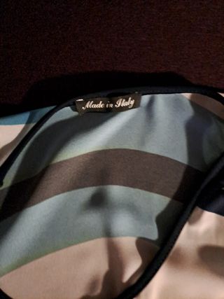 Blusa elegante beige e blu con piccoli occhielli