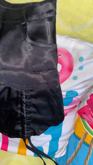 Mini falda negra satinada