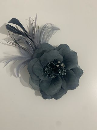 Broche/tocado flor plumas gris azulado