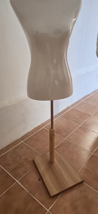 Maniquí de costura blanco y madera