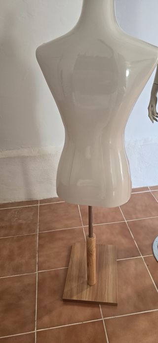 Maniquí de costura blanco y madera