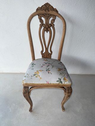 Silla antigua de madera tallada