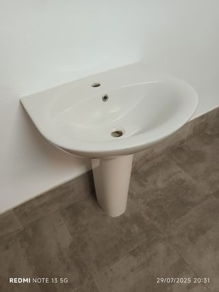 Lavabo pedestal color crema
