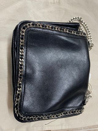 Bolso Bershka negro cadena