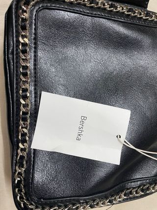 Bolso Bershka negro cadena