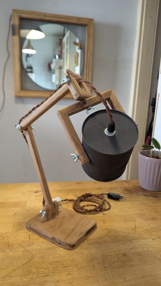 Lampara de mesa e madera roble, lata negra forja