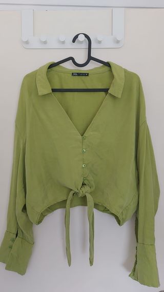 Blusa verde Zara - Nudo delantero