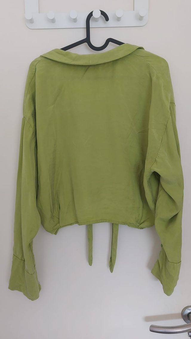 Blusa verde Zara - Nudo delantero