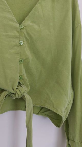 Blusa verde Zara - Nudo delantero