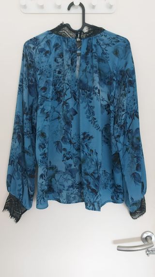 Blusa azul estampada c/encaje