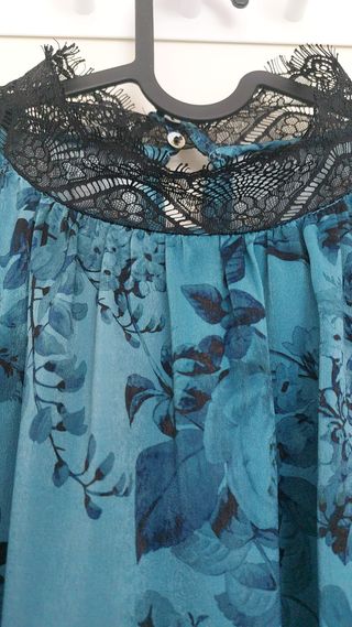 Blusa azul estampada c/encaje