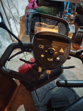 Moto eléctrica roja para mayores