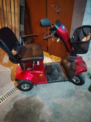 Moto eléctrica roja para mayores